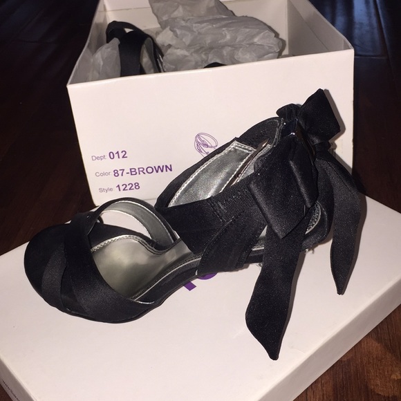 Beautiful satin Sexy heels 👠 - Picture 1 of 3